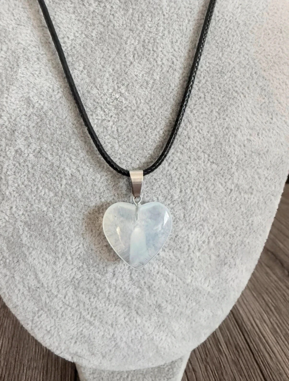 Collar Colgante Corazón de Cristal - Blanco Opalescente y Cordón Negro – photo 3